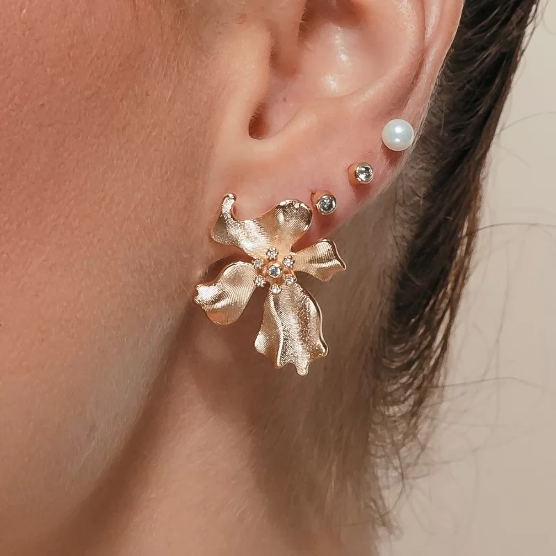 Brinco Flor estilizada escovada com zircônia miolo
