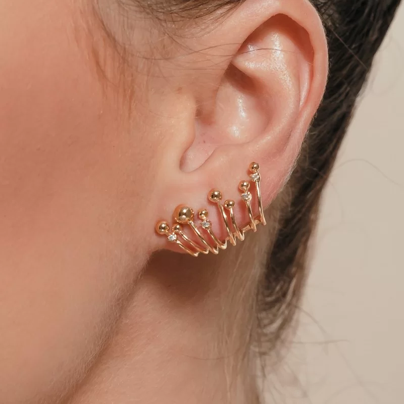 Brinco Ear Hook com bolinhas e zircônia